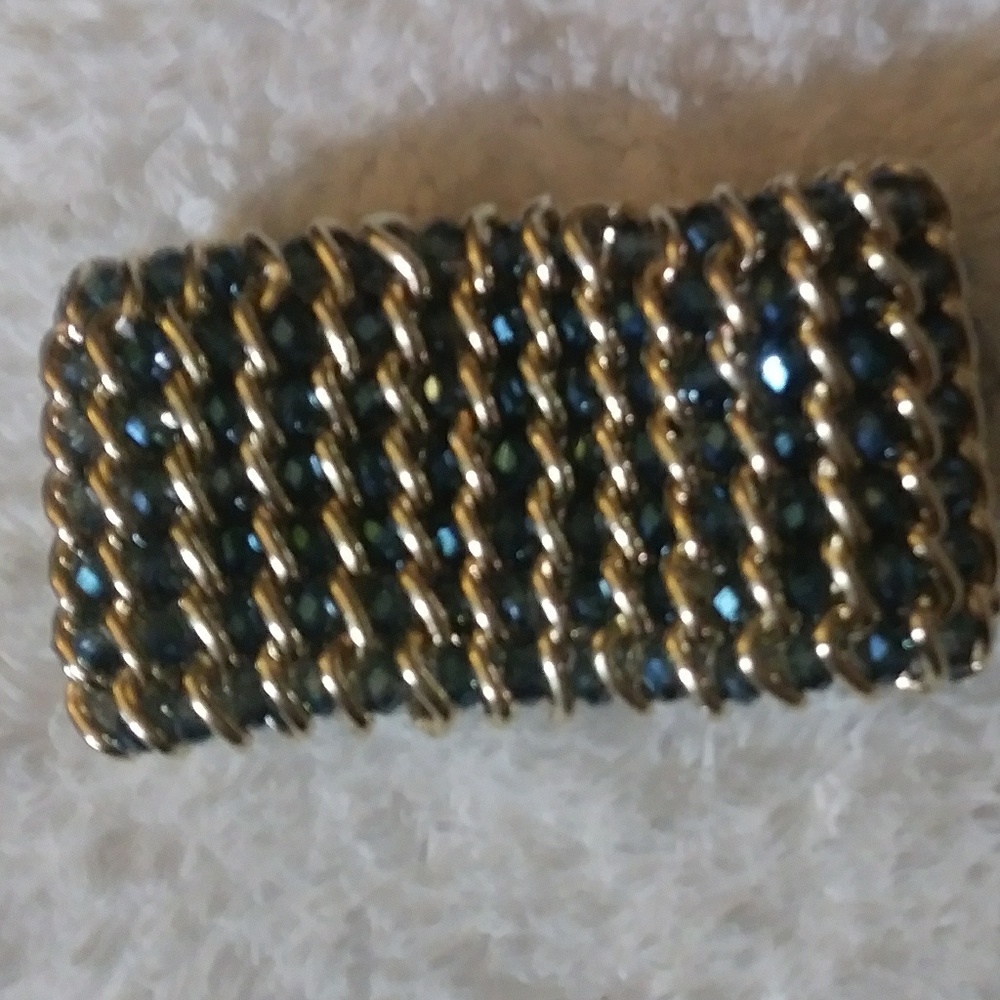 Beautiful gold tone stretch bracelet
